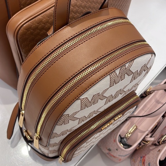 Michael Kors Jaycee Medium Logo Zip Pocket Backpack
35S3G8TB2J
LUGGAGE - Picture 4 of 16